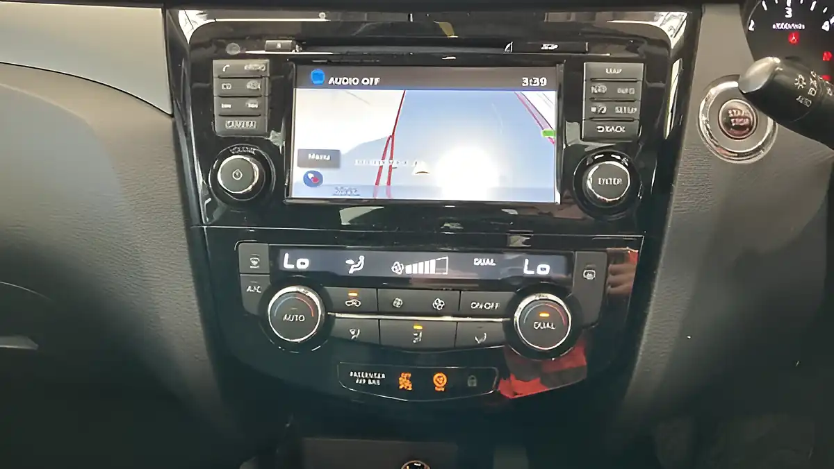 Used 2017 Nissan Qashqai N-Connecta Grey - Interior and Exterior details 8