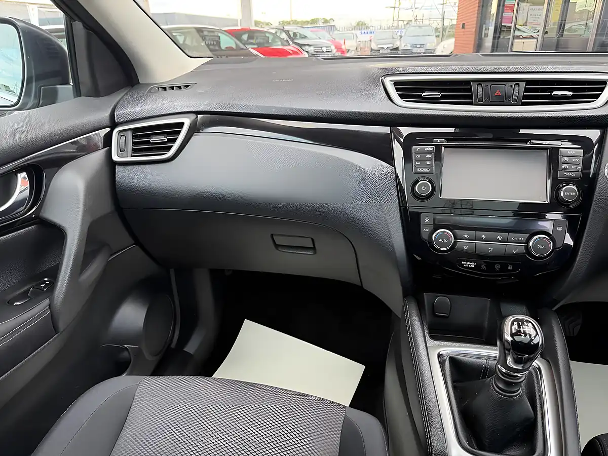 Used 2017 Nissan Qashqai N-Connecta Grey - Interior and Exterior details 14