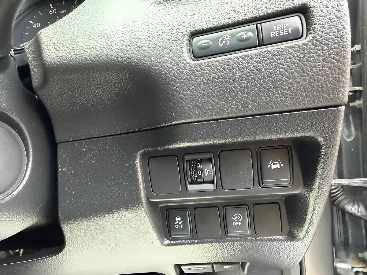Used 2017 Nissan Qashqai N-Connecta Grey - Interior and Exterior details 17
