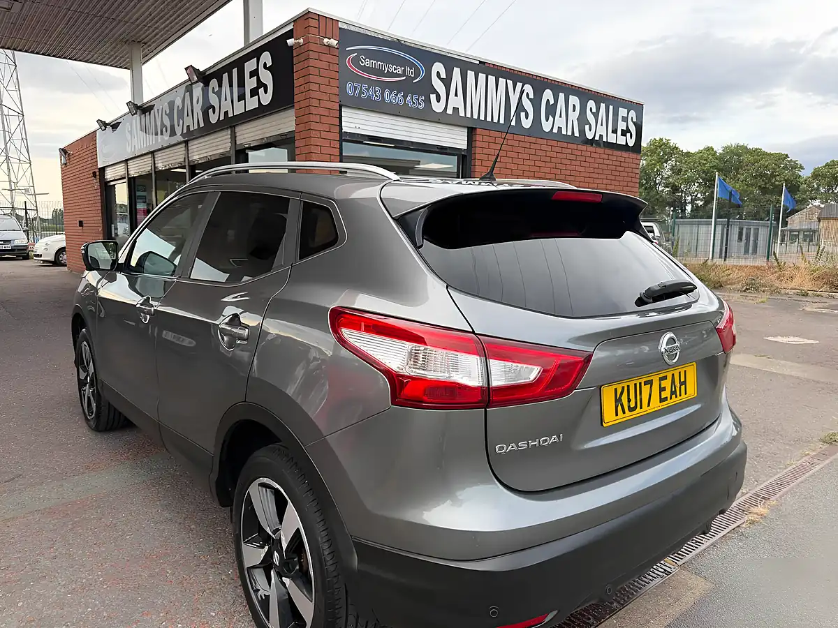 Used 2017 Nissan Qashqai N-Connecta Grey - Interior and Exterior details 5