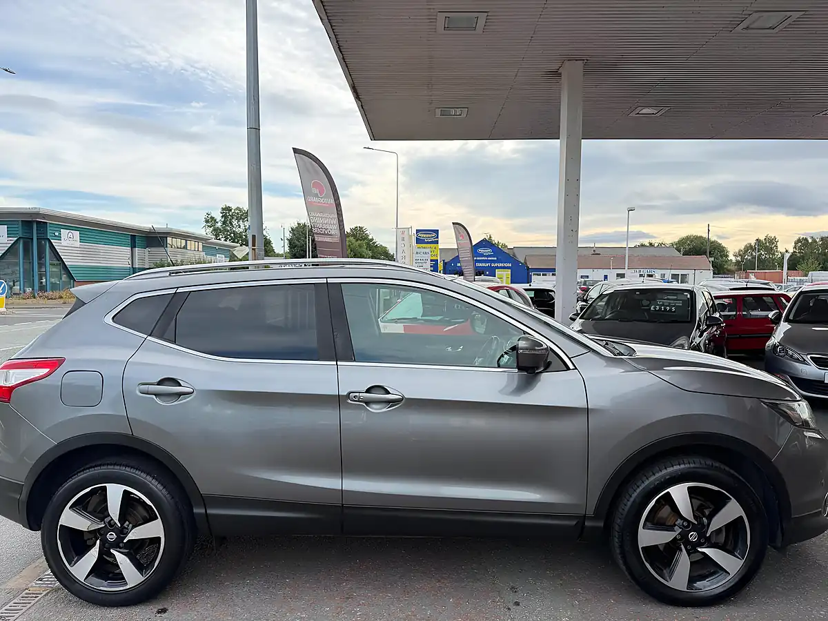 Used 2017 Nissan Qashqai N-Connecta Grey - Interior and Exterior details 9