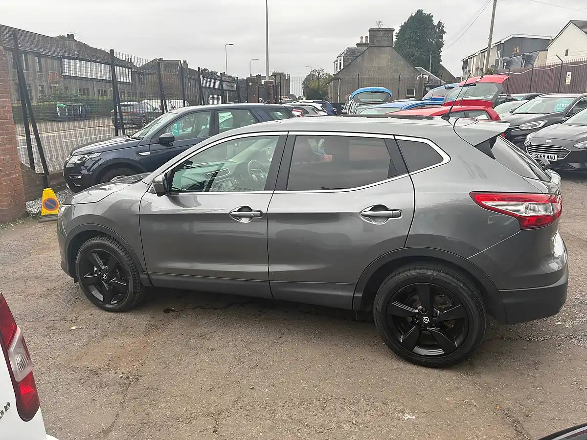 Used 2017 Nissan Qashqai N-Connecta Grey - Interior and Exterior details 6