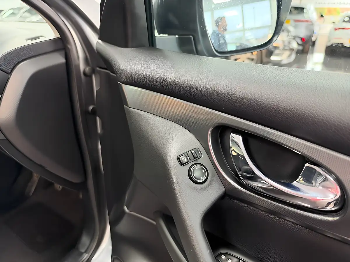 Used 2017 Nissan Qashqai N-Connecta Grey - Interior and Exterior details 15