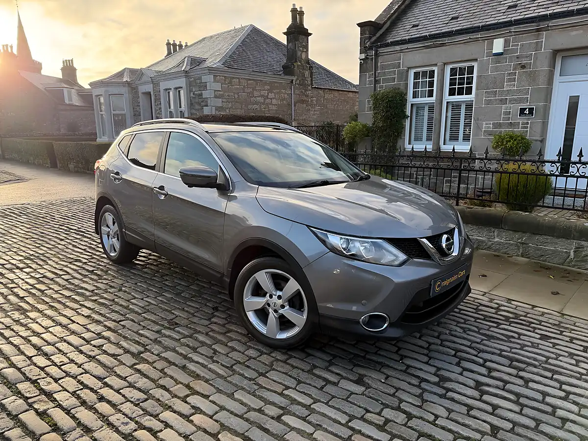 Used 2017 Nissan Qashqai N-Connecta Gun Metallic - Front View