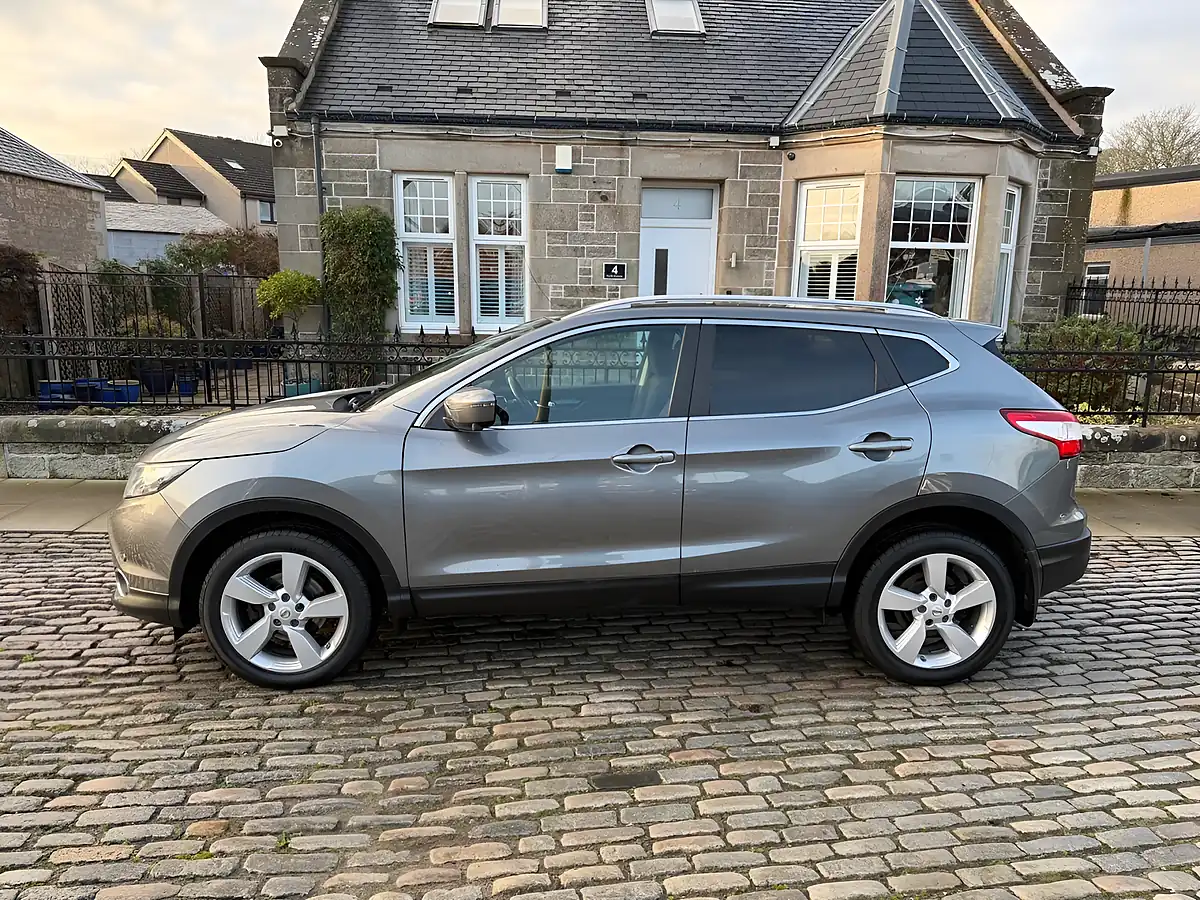 Used 2017 Nissan Qashqai N-Connecta Gun Metallic - Interior and Exterior details 11