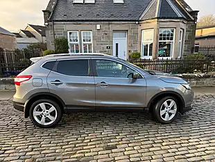 Used 2017 Nissan Qashqai N-Connecta Gun Metallic - Interior and Exterior details 12