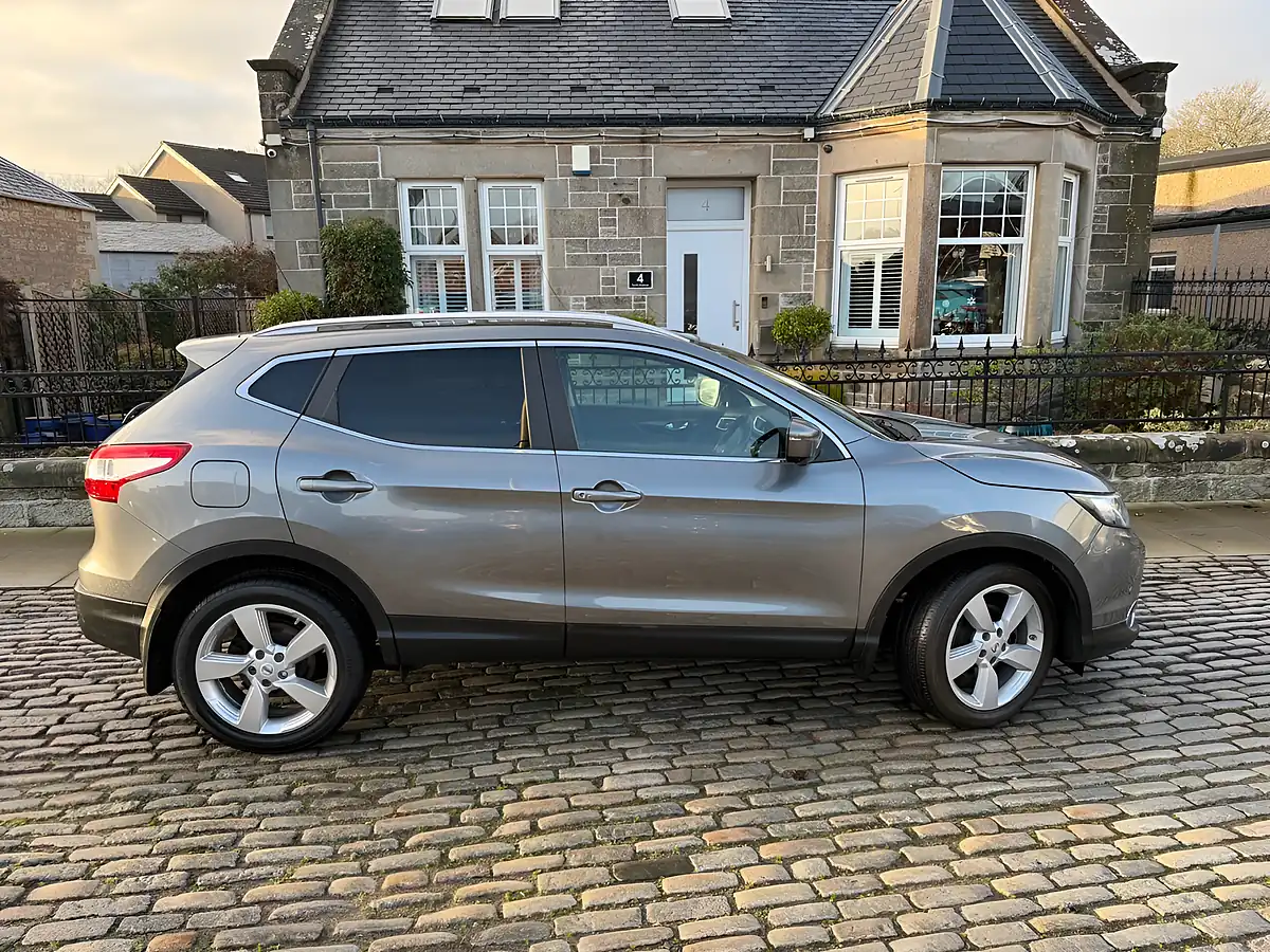 Used 2017 Nissan Qashqai N-Connecta Gun Metallic - Interior and Exterior details 12