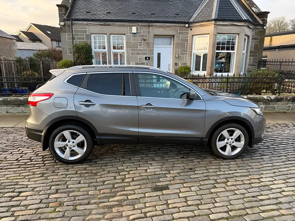 Used 2017 Nissan Qashqai N-Connecta Gun Metallic - Interior and Exterior details 5