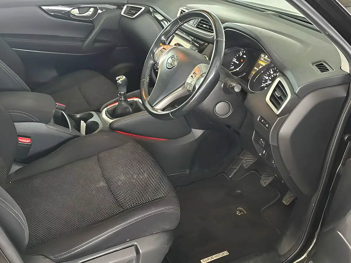 Used 2017 Nissan Qashqai N-Connecta Pearl Black - Interior and Exterior details 6
