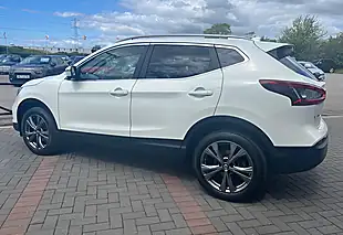 Used 2017 Nissan Qashqai N-Connecta Pearl White - Interior and Exterior details 10