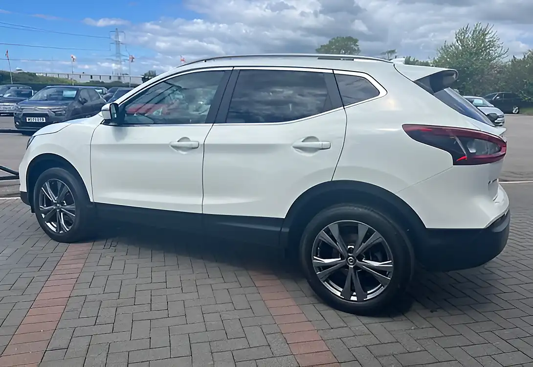 Used 2017 Nissan Qashqai N-Connecta Pearl White - Interior and Exterior details 10