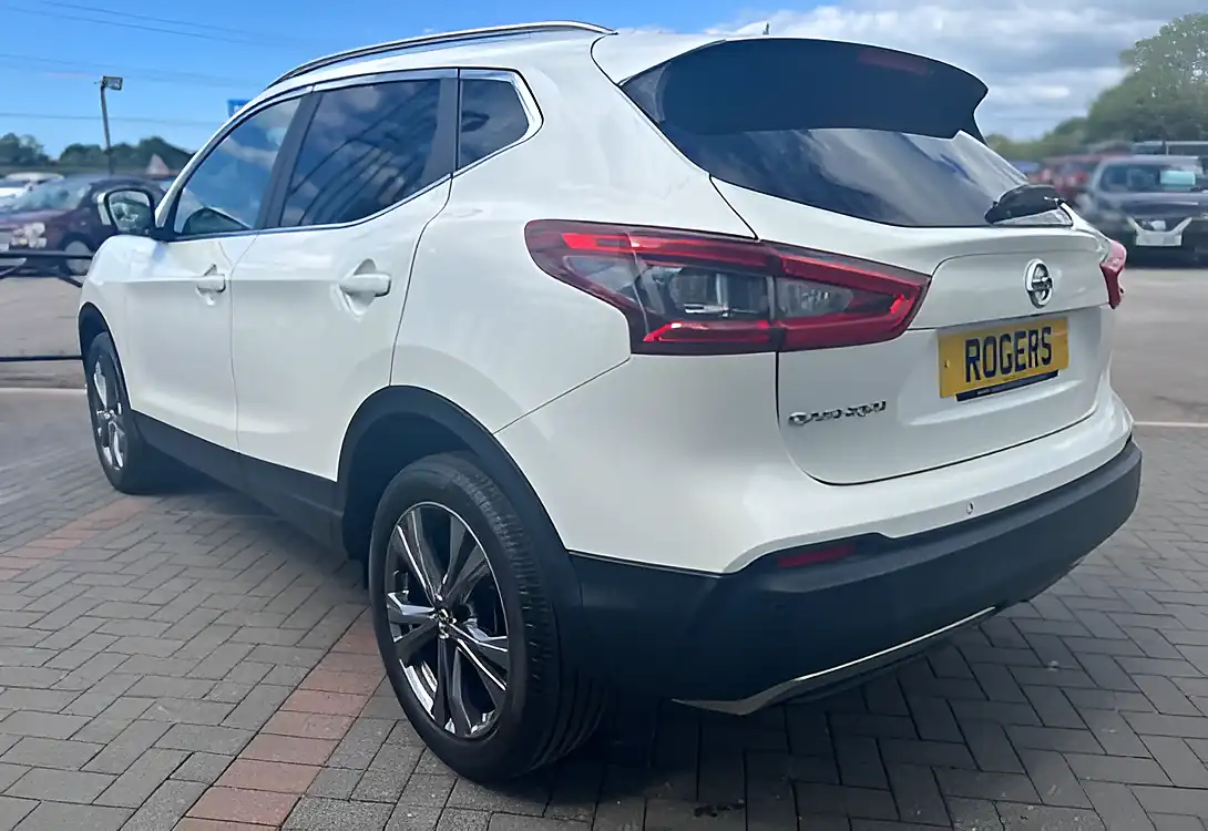 Used 2017 Nissan Qashqai N-Connecta Pearl White - Interior and Exterior details 12
