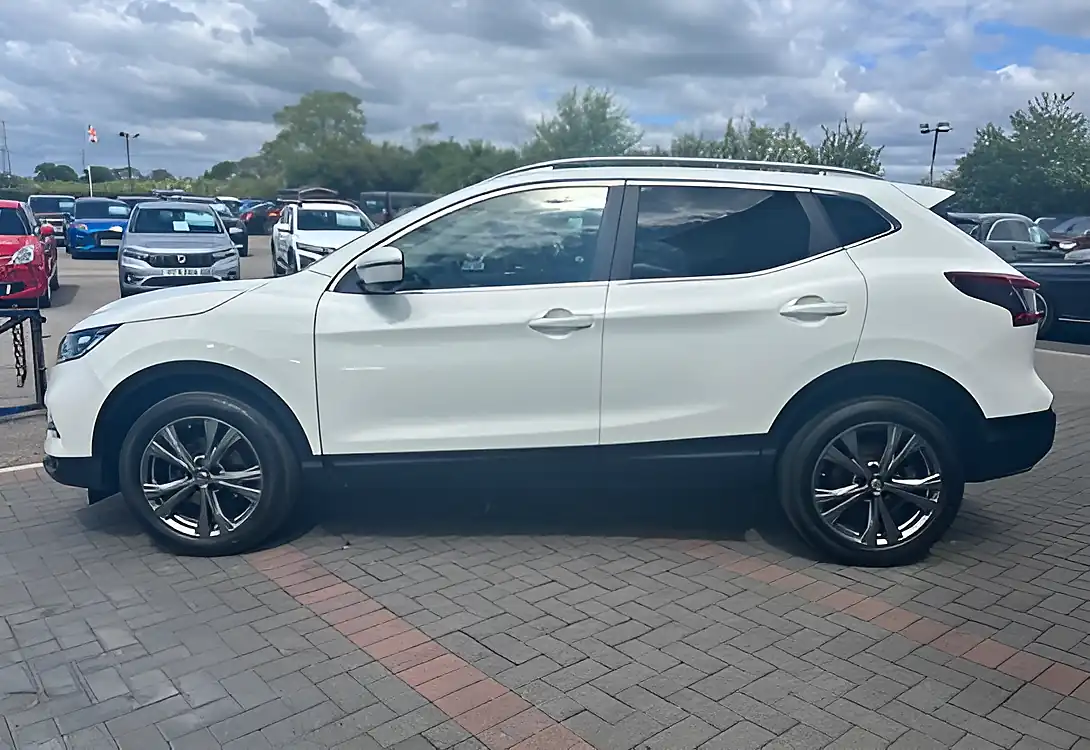 Used 2017 Nissan Qashqai N-Connecta Pearl White - Interior and Exterior details 13