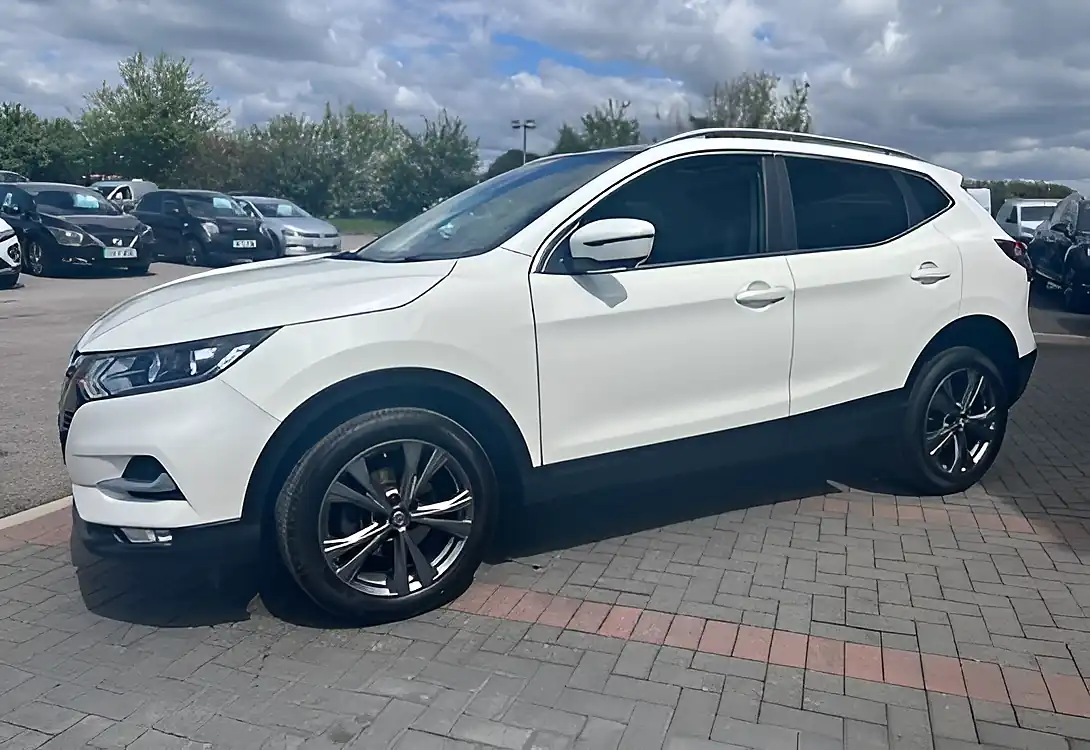 Used 2017 Nissan Qashqai N-Connecta Pearl White - Interior and Exterior details 14