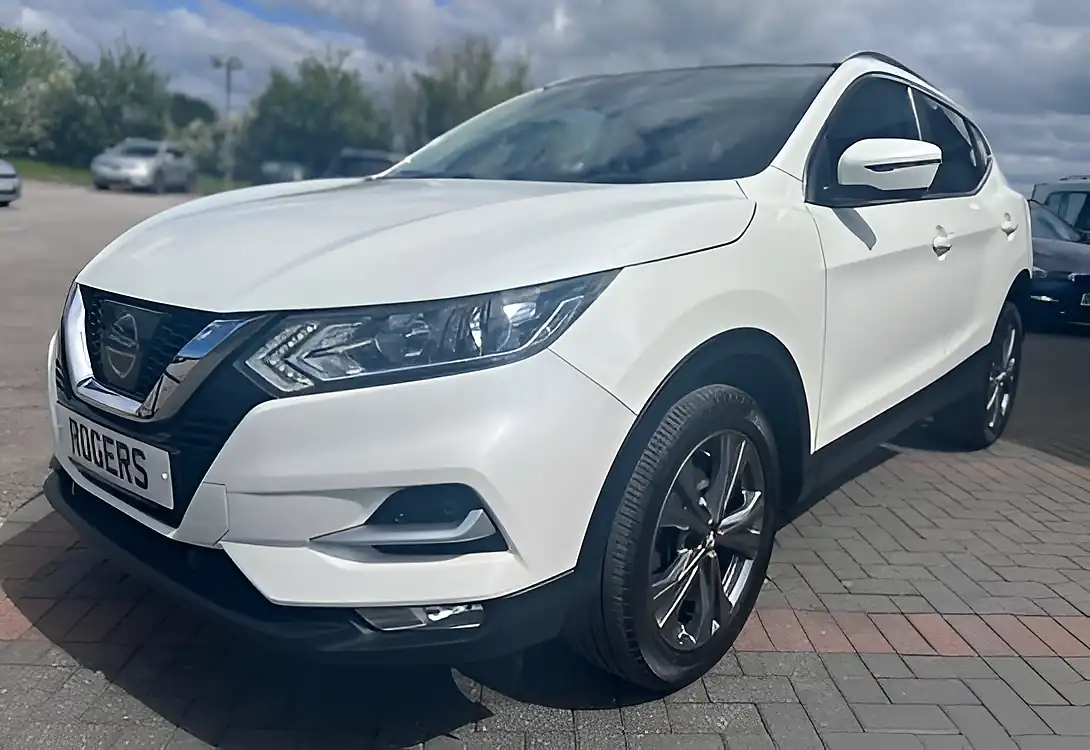 Used 2017 Nissan Qashqai N-Connecta Pearl White - Interior and Exterior details 15