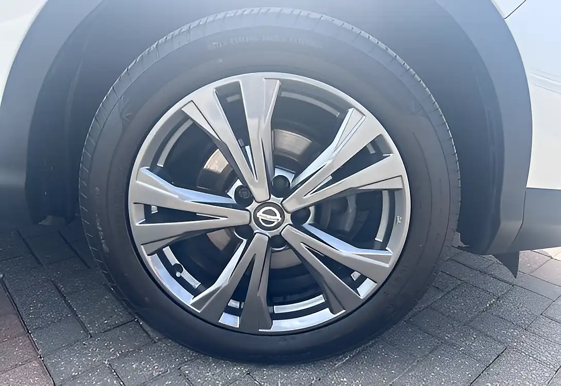 Used 2017 Nissan Qashqai N-Connecta Pearl White - Interior and Exterior details 16