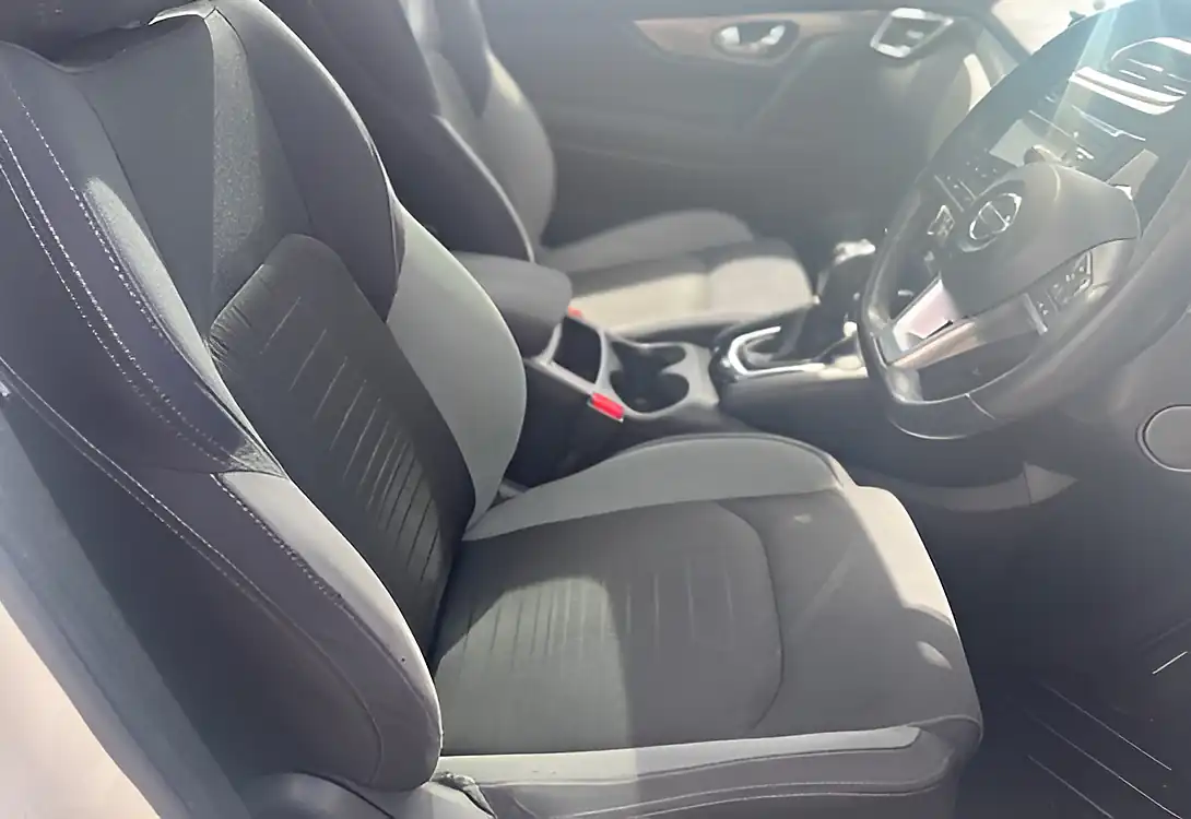 Used 2017 Nissan Qashqai N-Connecta Pearl White - Interior and Exterior details 18