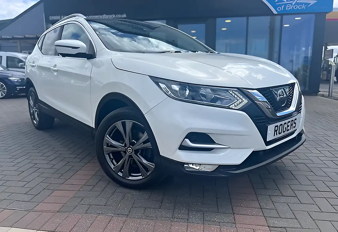 Used 2017 Nissan Qashqai N-Connecta Pearl White - Interior and Exterior details 3