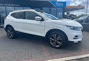 Used 2017 Nissan Qashqai N-Connecta Pearl White - Interior and Exterior details 4
