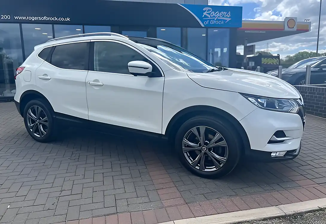 Used 2017 Nissan Qashqai N-Connecta Pearl White - Interior and Exterior details 4