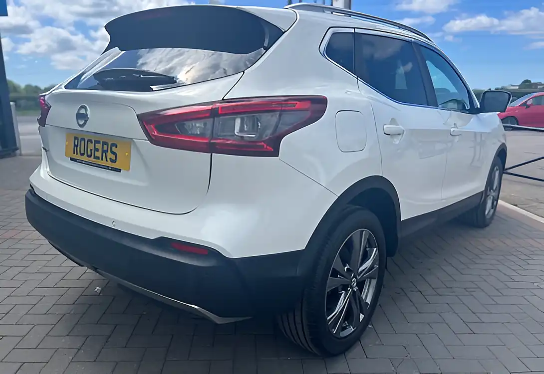 Used 2017 Nissan Qashqai N-Connecta Pearl White - Interior and Exterior details 7