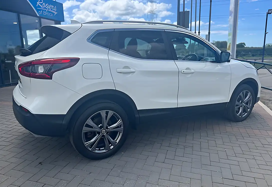 Used 2017 Nissan Qashqai N-Connecta Pearl White - Interior and Exterior details 8