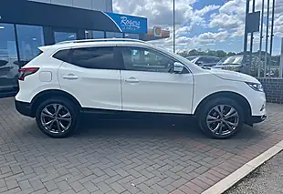 Used 2017 Nissan Qashqai N-Connecta Pearl White - Interior and Exterior details 9