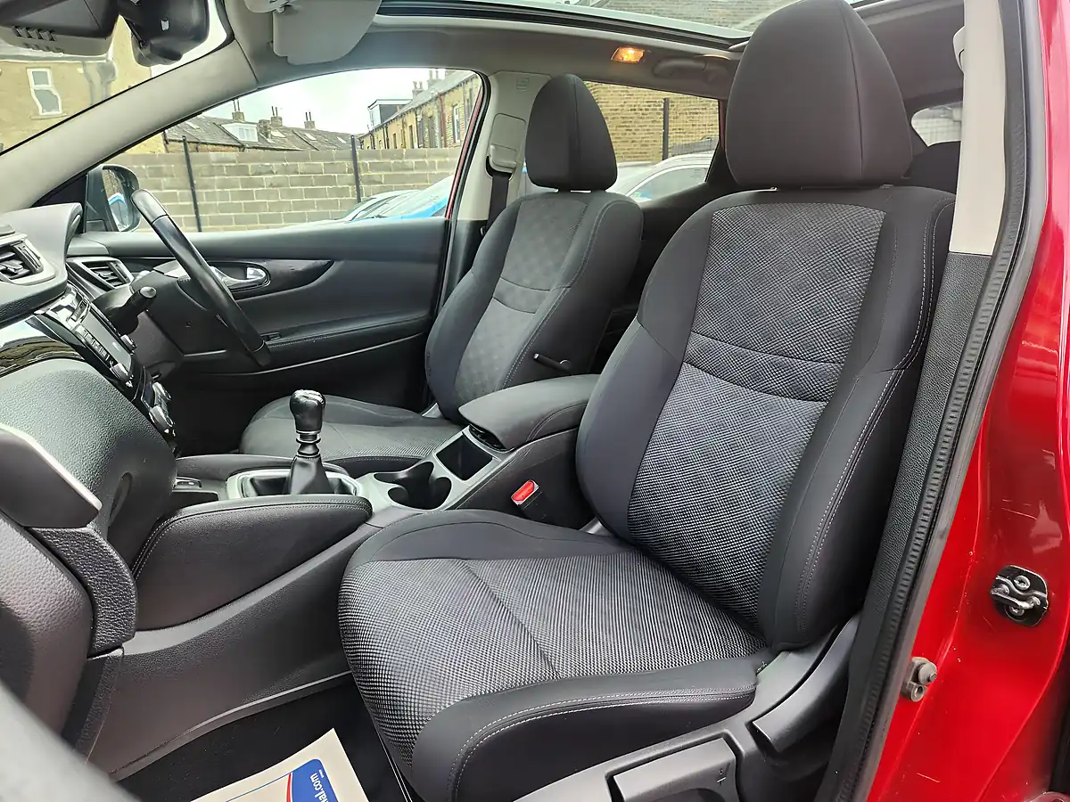 Used 2017 Nissan Qashqai N-Connecta Red - Interior and Exterior details 10