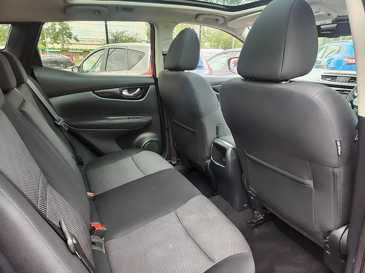 Used 2017 Nissan Qashqai N-Connecta Red - Interior and Exterior details 11