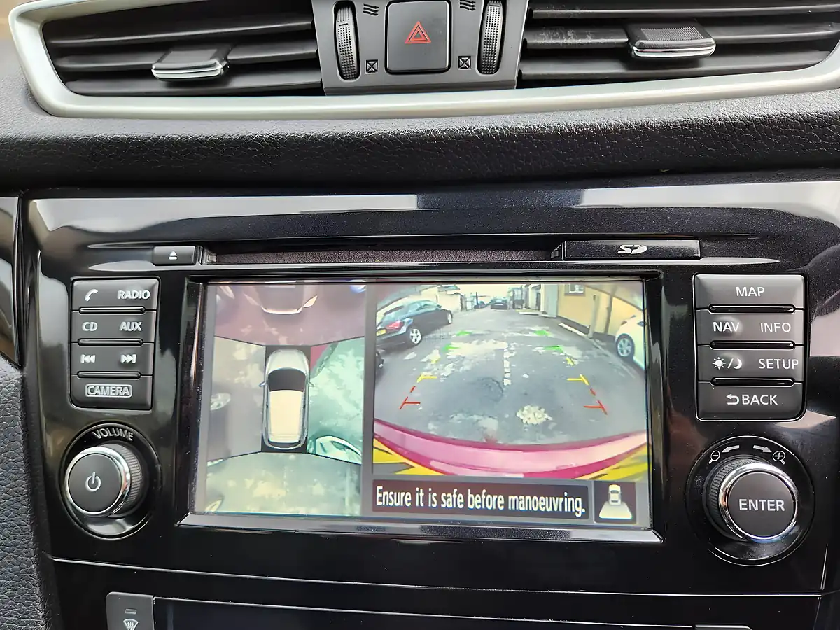 Used 2017 Nissan Qashqai N-Connecta Red - Interior and Exterior details 14