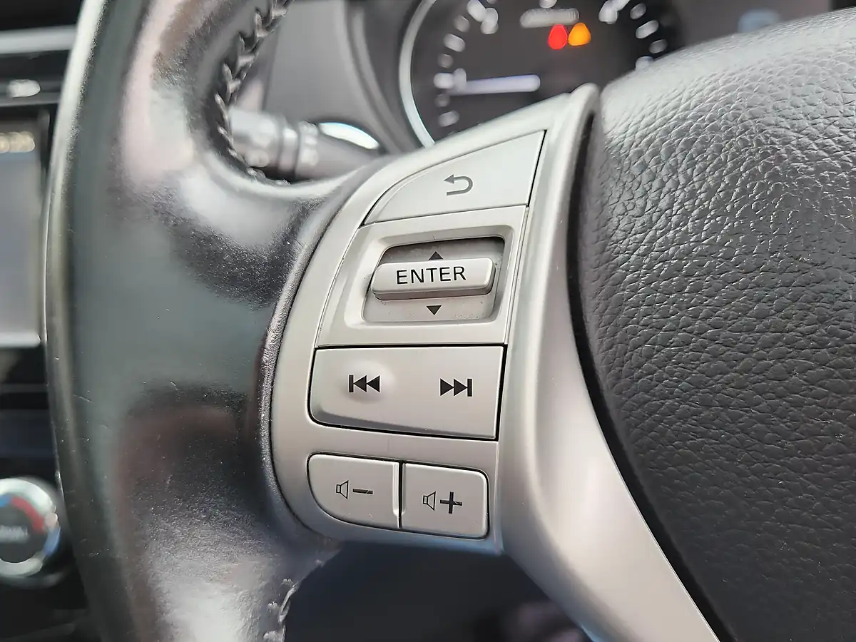 Used 2017 Nissan Qashqai N-Connecta Red - Interior and Exterior details 15