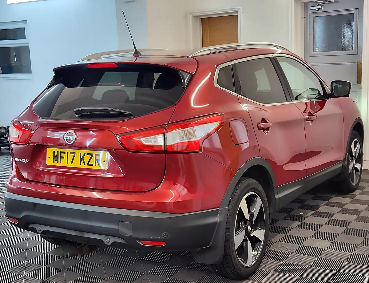 Used 2017 Nissan Qashqai N-Connecta Red - Interior and Exterior details 4