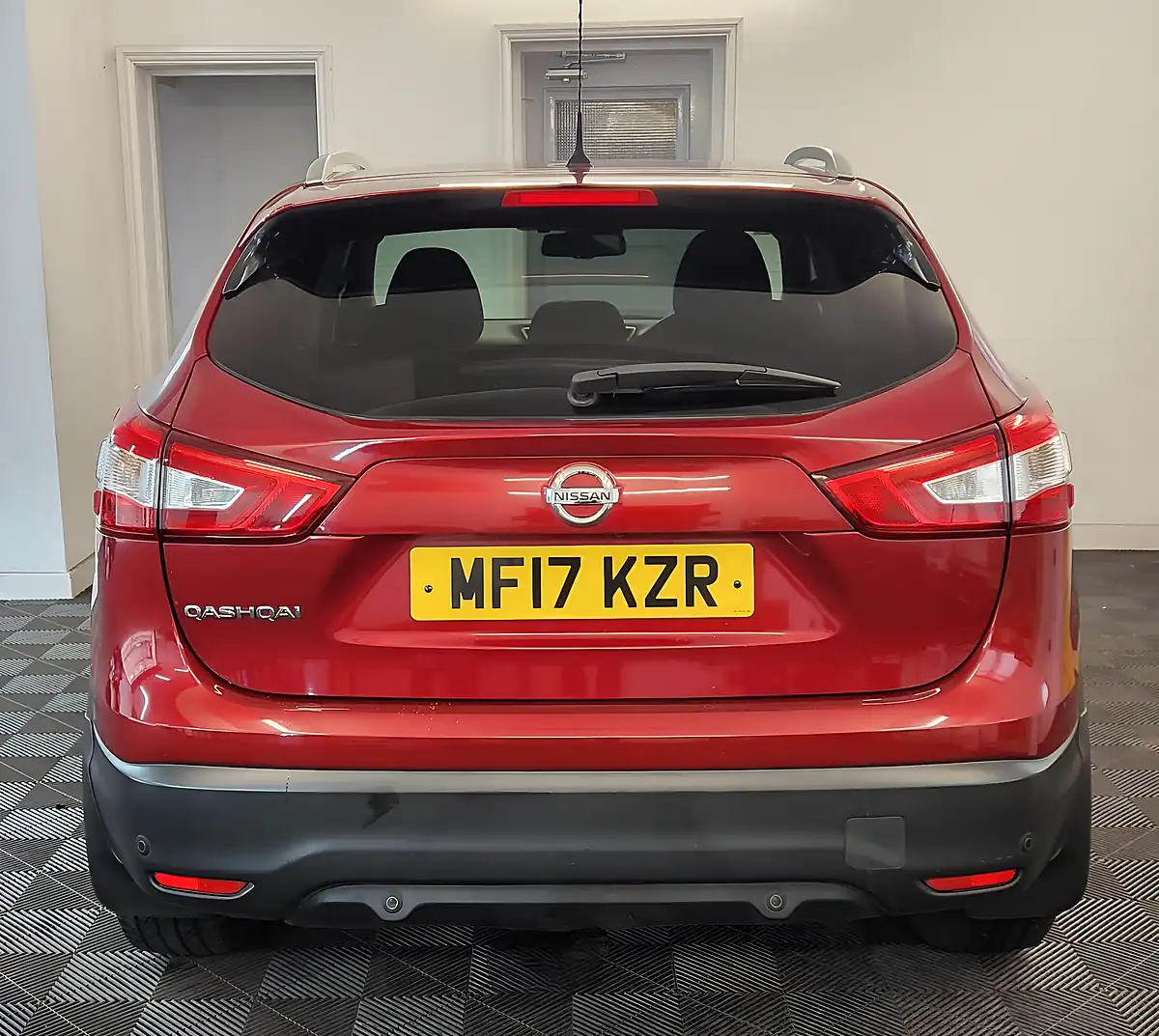 Used 2017 Nissan Qashqai N-Connecta Red - Interior and Exterior details 5
