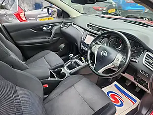 Used 2017 Nissan Qashqai N-Connecta Red - Interior and Exterior details 7