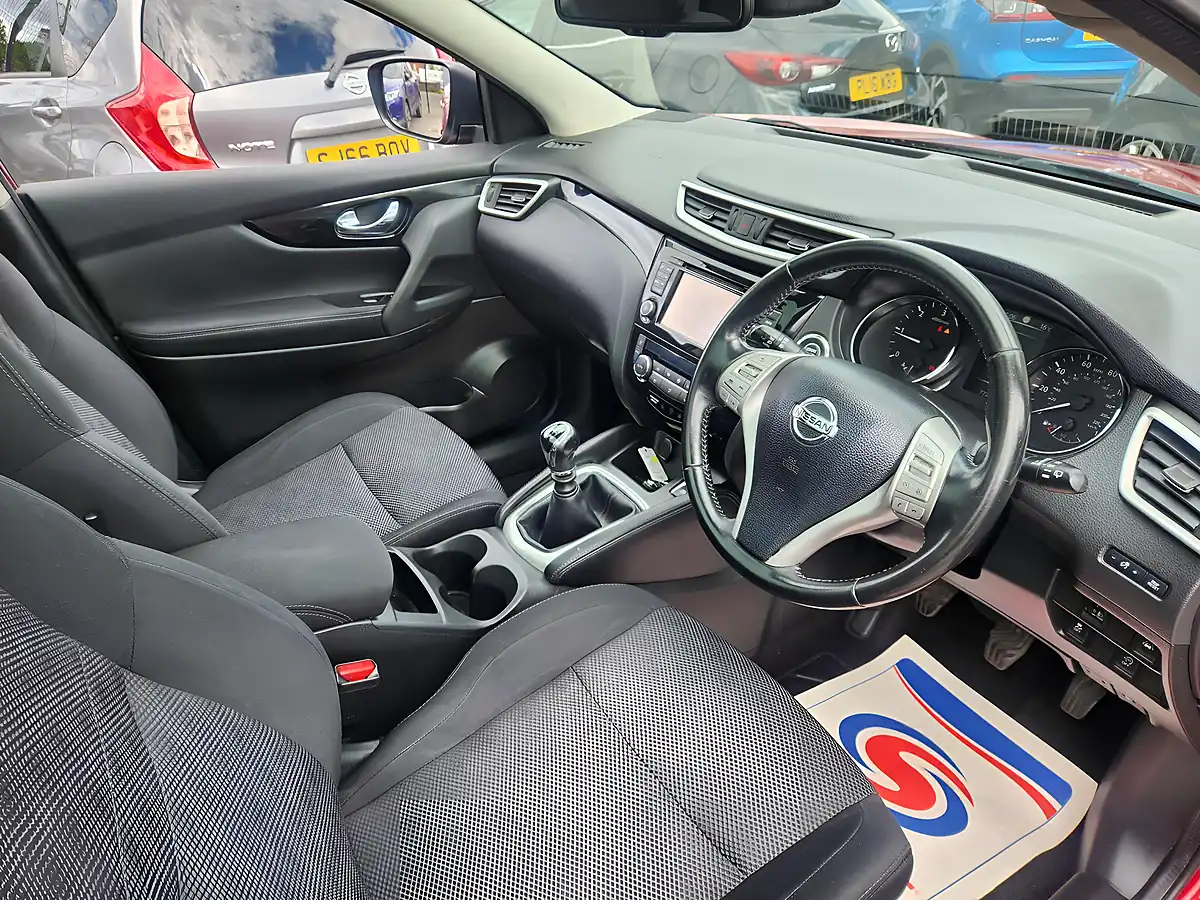 Used 2017 Nissan Qashqai N-Connecta Red - Interior and Exterior details 7