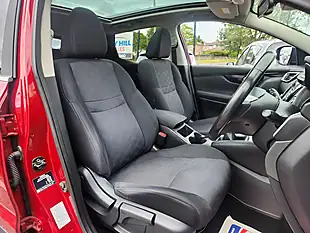 Used 2017 Nissan Qashqai N-Connecta Red - Interior and Exterior details 8