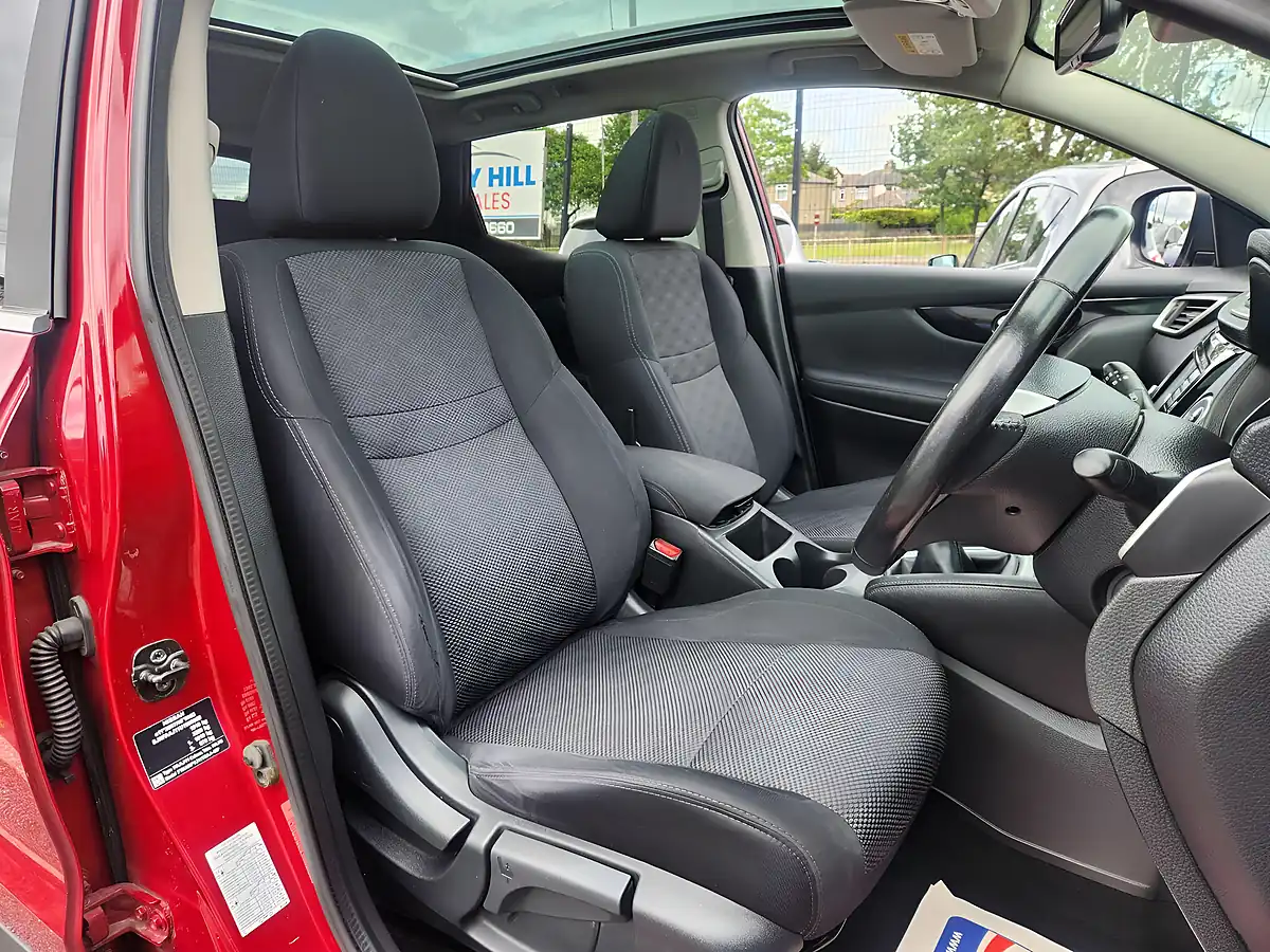 Used 2017 Nissan Qashqai N-Connecta Red - Interior and Exterior details 8