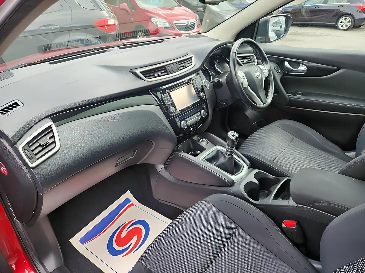 Used 2017 Nissan Qashqai N-Connecta Red - Interior and Exterior details 9