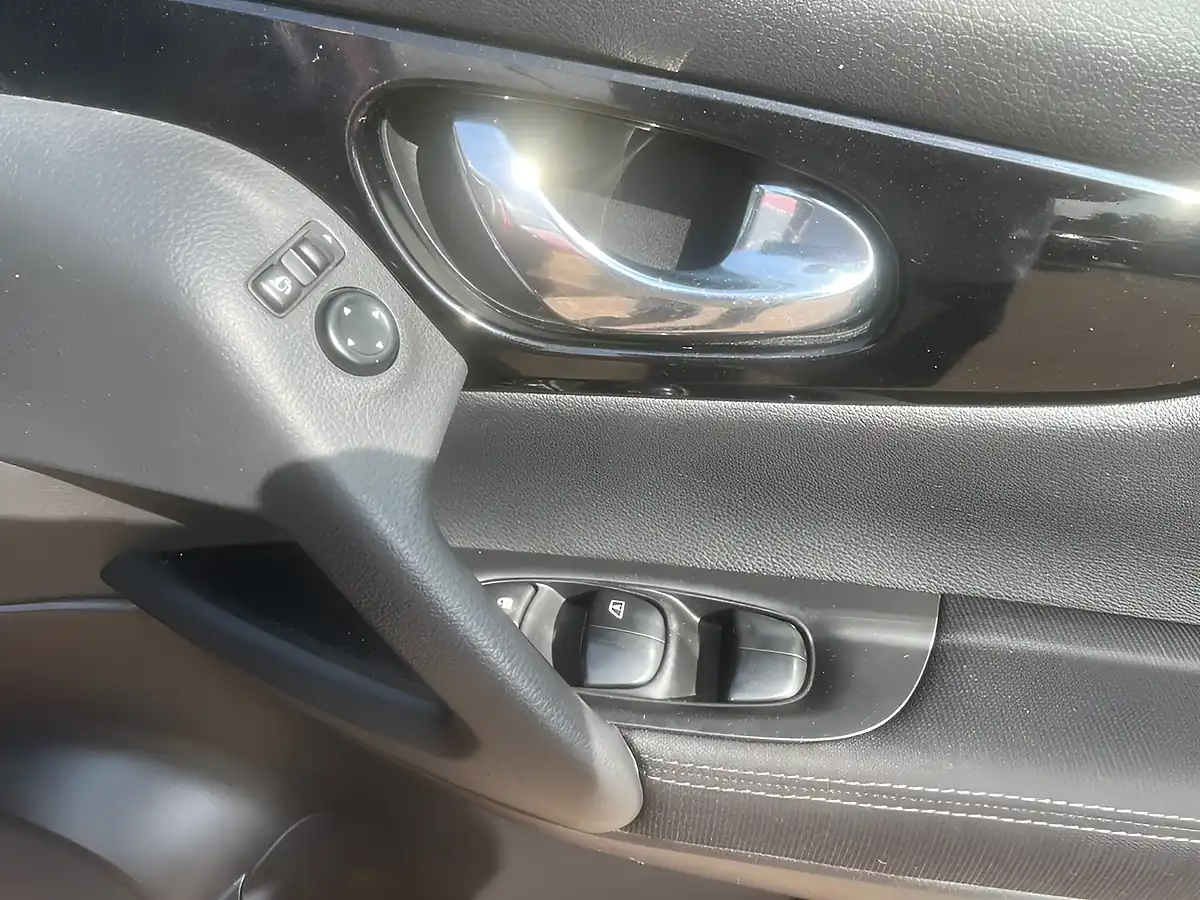 Used 2017 Nissan Qashqai N-Connecta Red - Interior and Exterior details 11