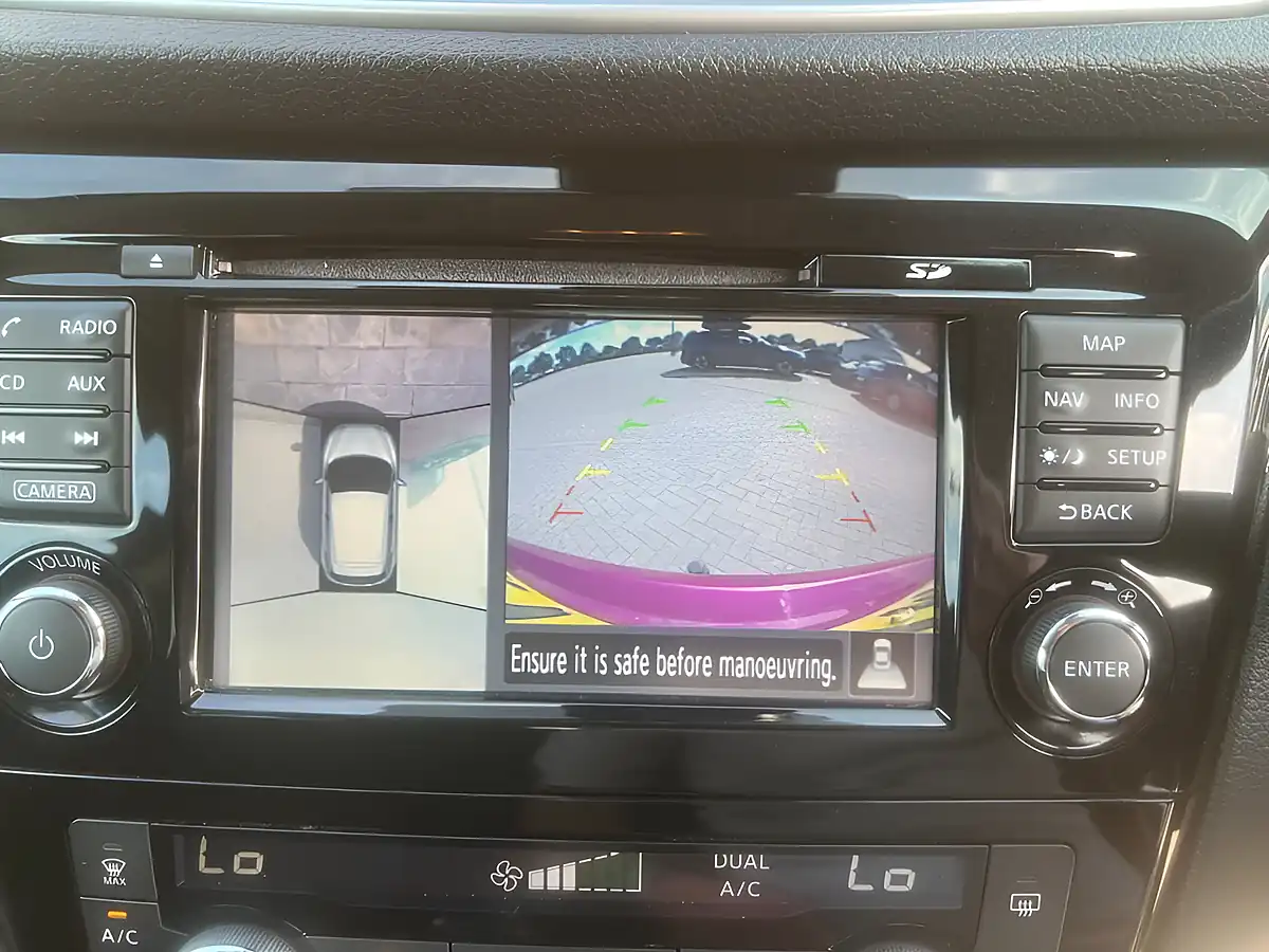 Used 2017 Nissan Qashqai N-Connecta Red - Interior and Exterior details 5