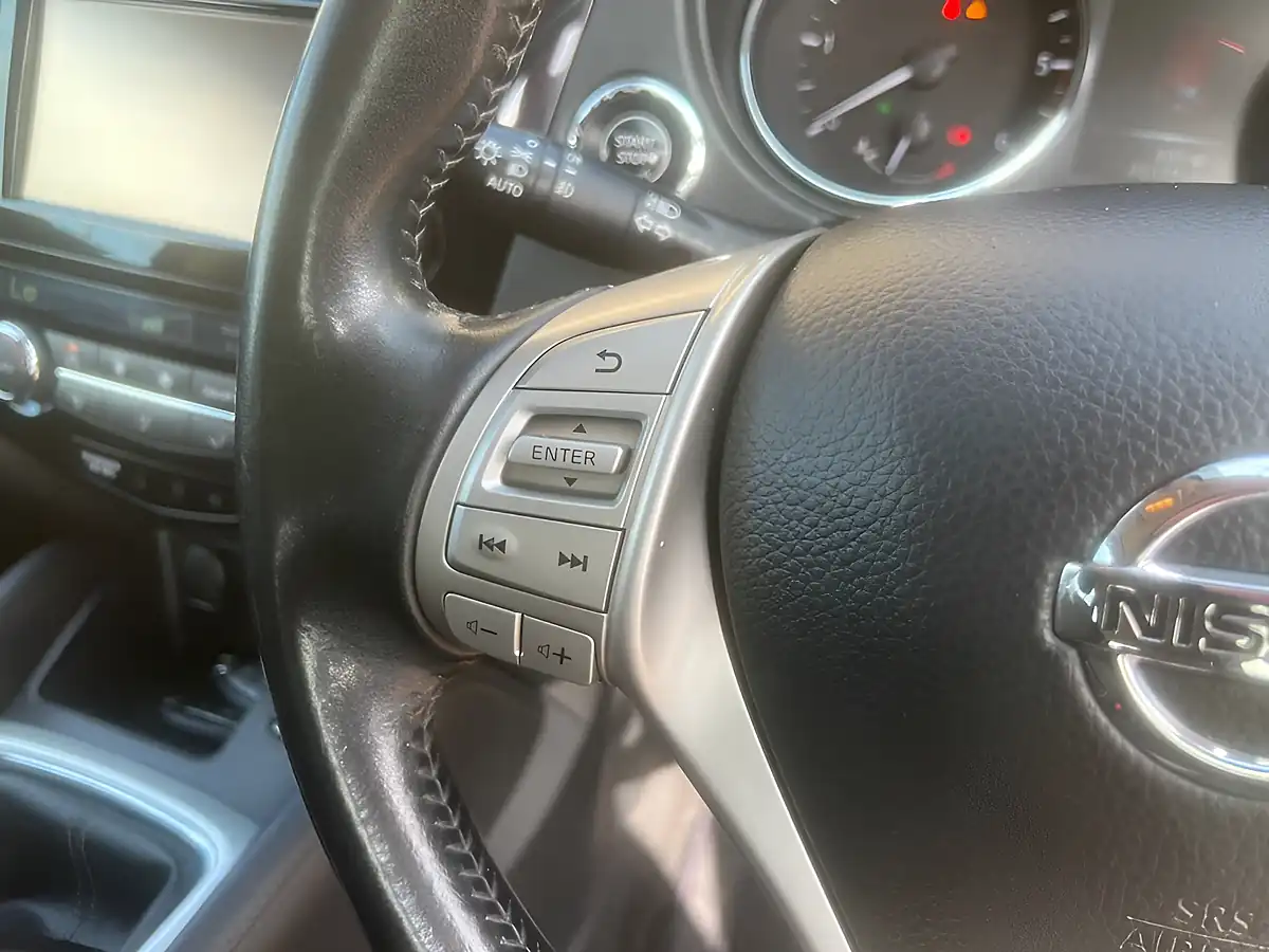 Used 2017 Nissan Qashqai N-Connecta Red - Interior and Exterior details 6
