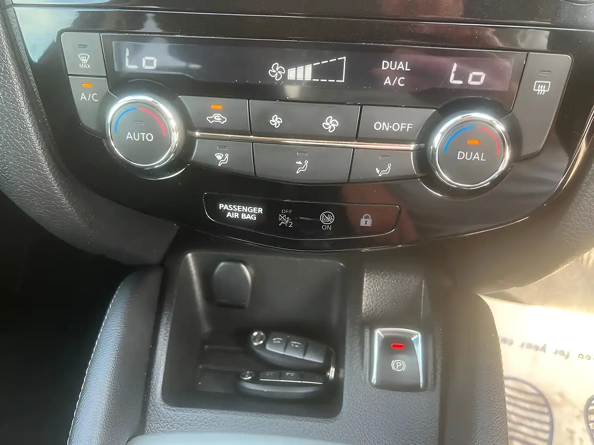 Used 2017 Nissan Qashqai N-Connecta Red - Interior and Exterior details 7