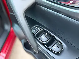 Used 2017 Nissan Qashqai N-Connecta Red - Interior and Exterior details 10