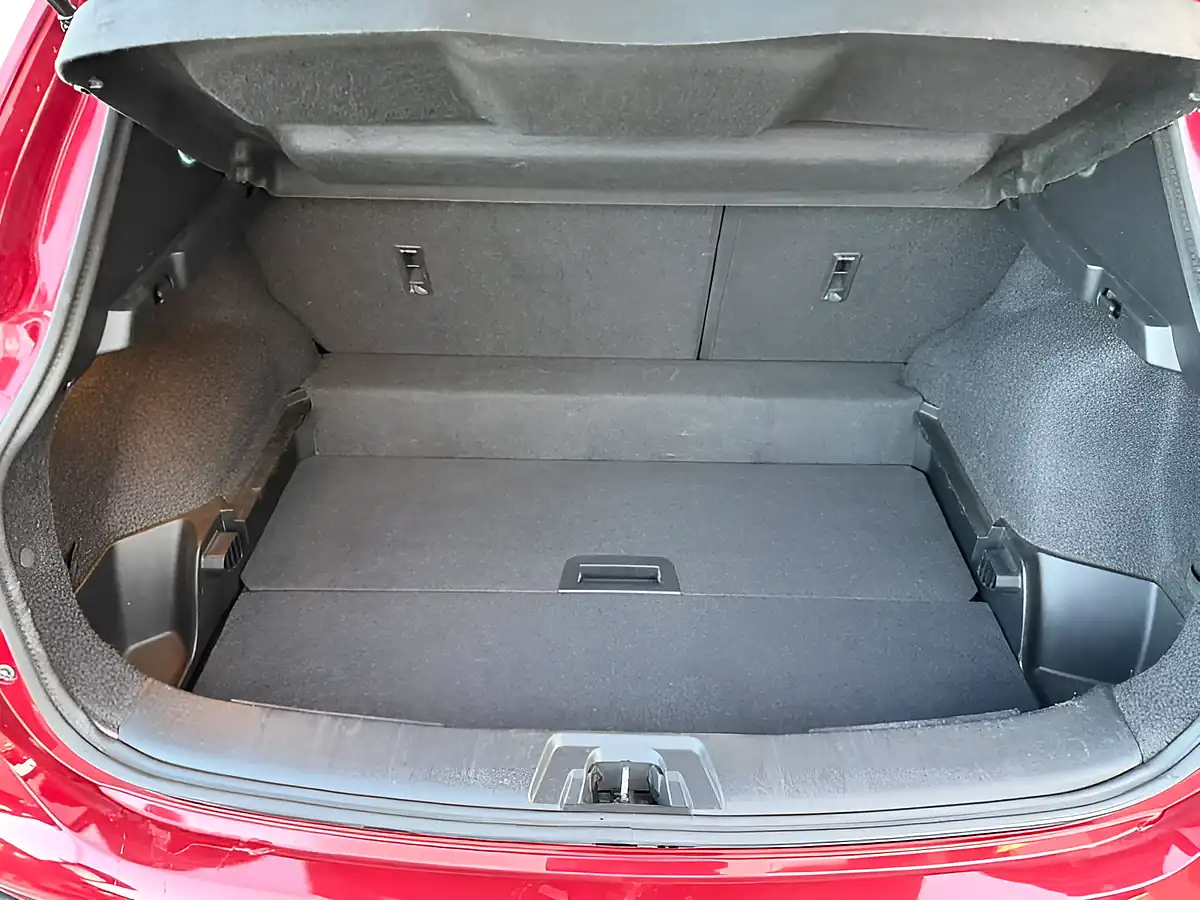 Used 2017 Nissan Qashqai N-Connecta Red - Interior and Exterior details 11