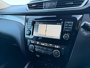 Used 2017 Nissan Qashqai N-Connecta Red - Interior and Exterior details 13
