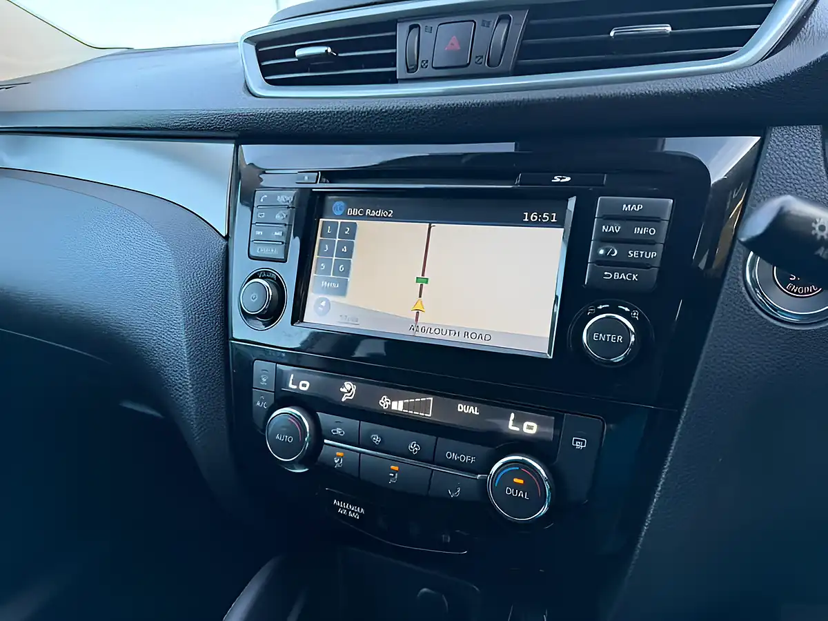 Used 2017 Nissan Qashqai N-Connecta Red - Interior and Exterior details 13