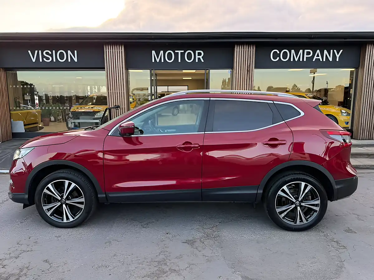 Used 2017 Nissan Qashqai N-Connecta Red - Interior and Exterior details 3