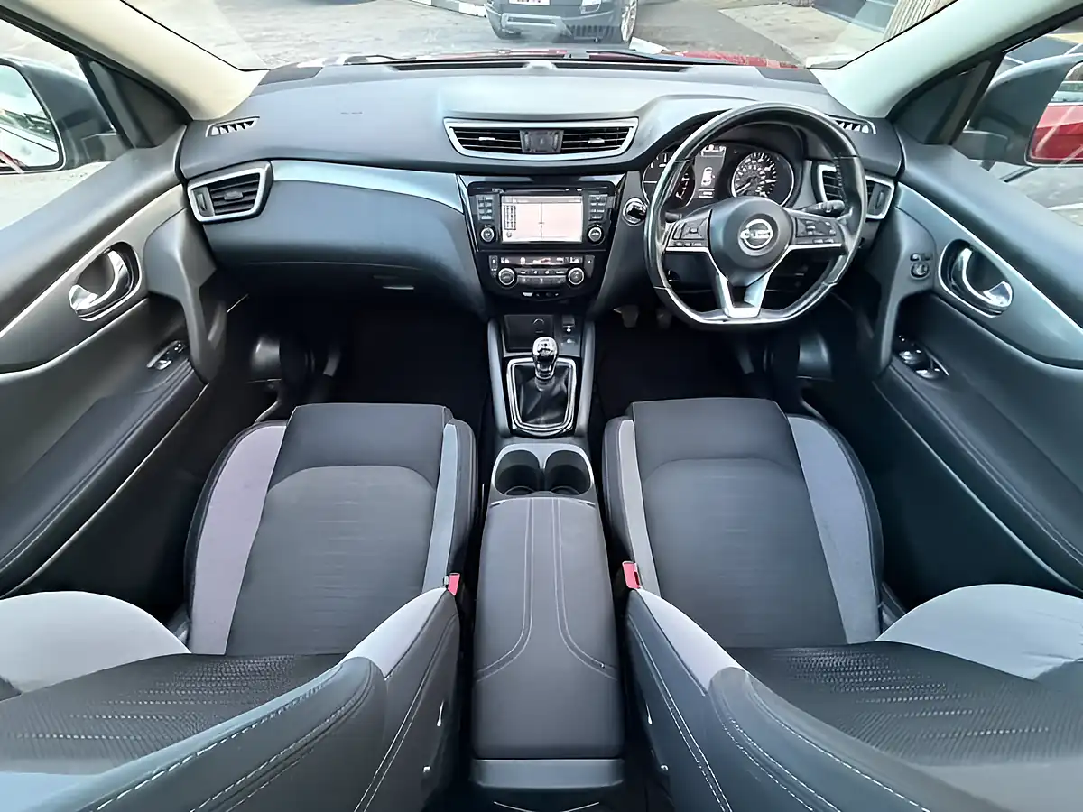 Used 2017 Nissan Qashqai N-Connecta Red - Interior and Exterior details 4