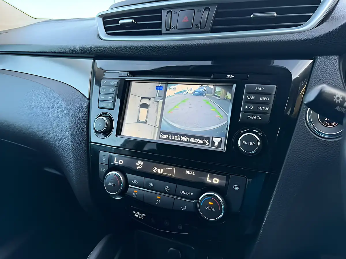 Used 2017 Nissan Qashqai N-Connecta Red - Interior and Exterior details 6