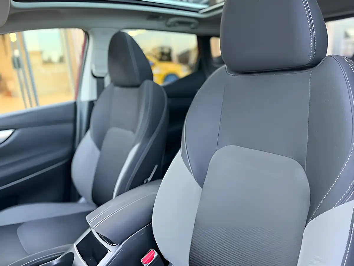 Used 2017 Nissan Qashqai N-Connecta Red - Interior and Exterior details 7